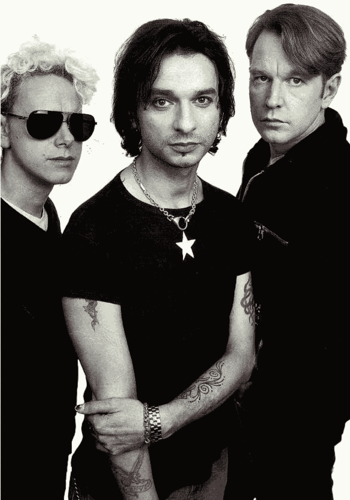 A háromtagú Depeche Mode fekete-fehér portréja az Ultra korszakából