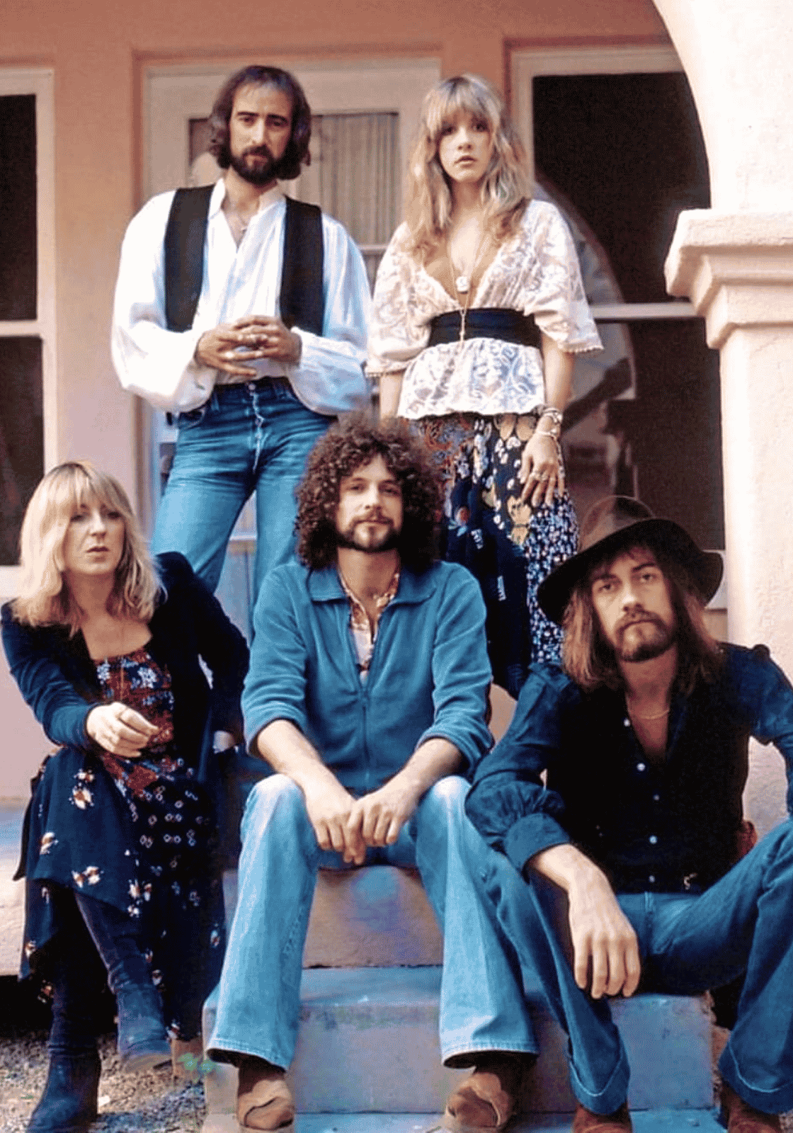 A Fleetwood Mac klasszikus felállása egy lépcsőn
