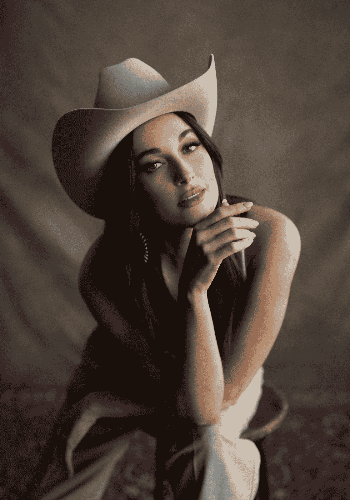 Kacey Musgraves fekete-fehér portréja világos cowboykalapban