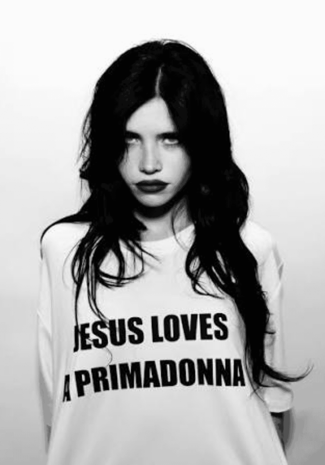 Nessa Barrett fekete-fehér portréja Jesus Loves a Primadonna feliratú pólóban
