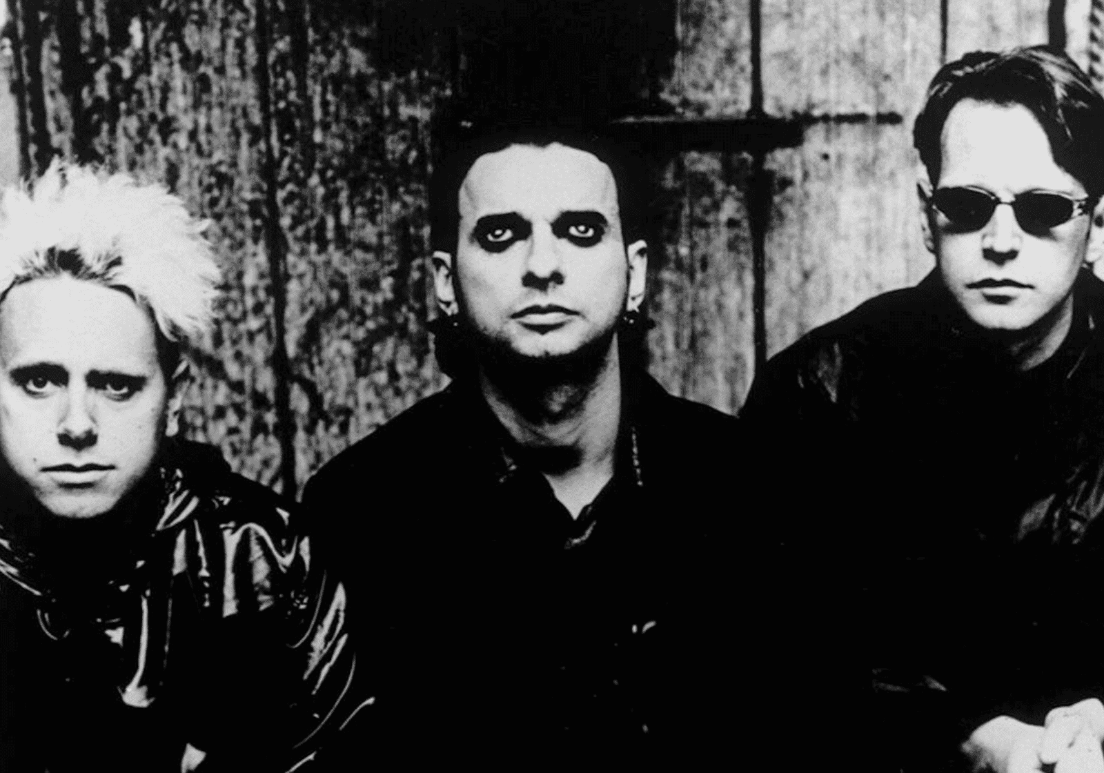 A Depeche Mode három tagja fekete-fehér korszakportrén