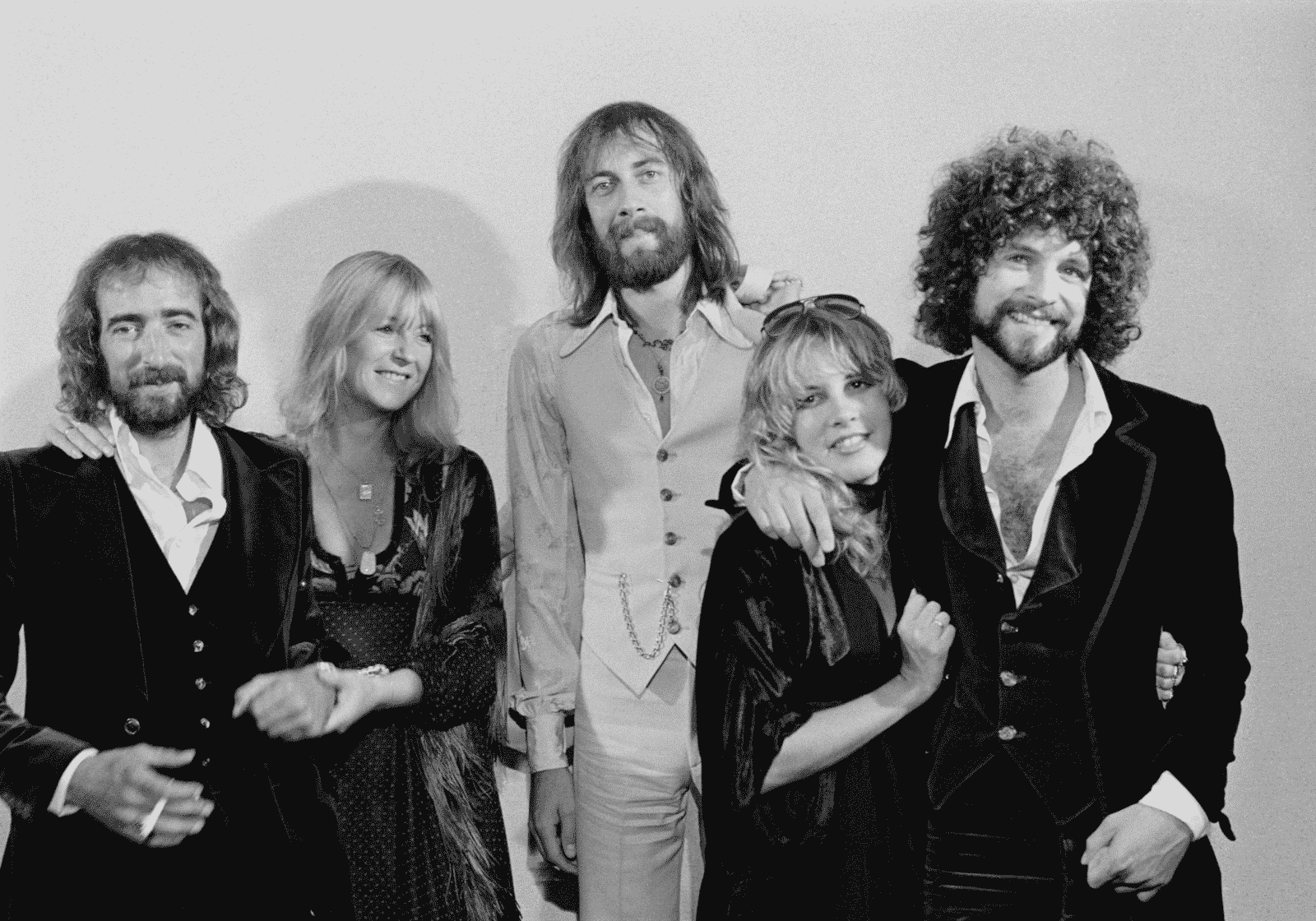 A Fleetwood Mac klasszikus felállása fekete-fehér csoportképen