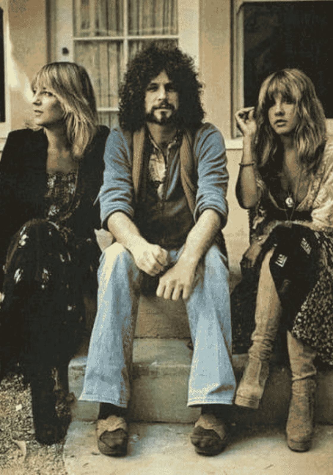 Christine McVie, Mick Fleetwood és Stevie Nicks egy lépcsőn ülve