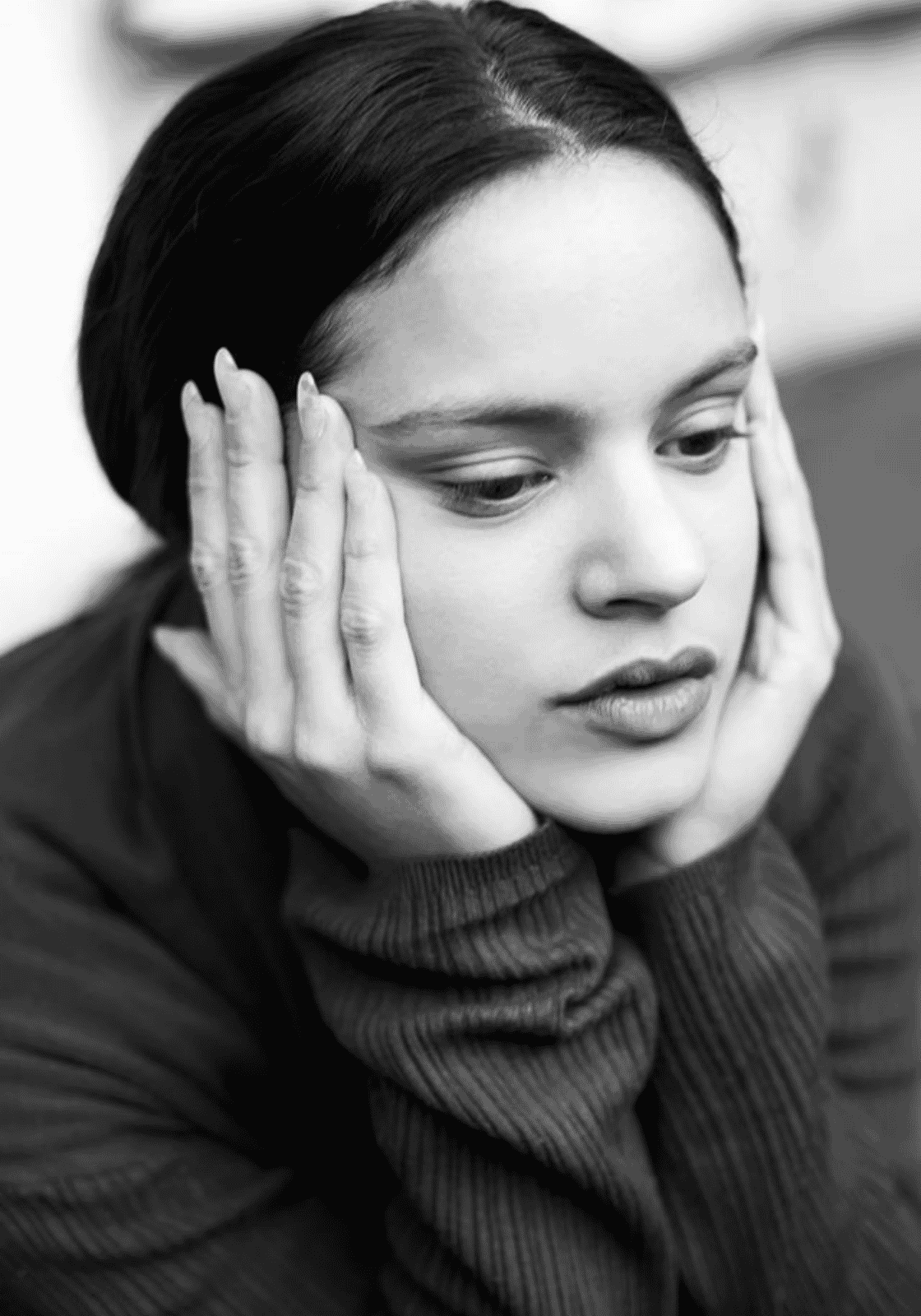 Rosalía fekete-fehér közeli portréja