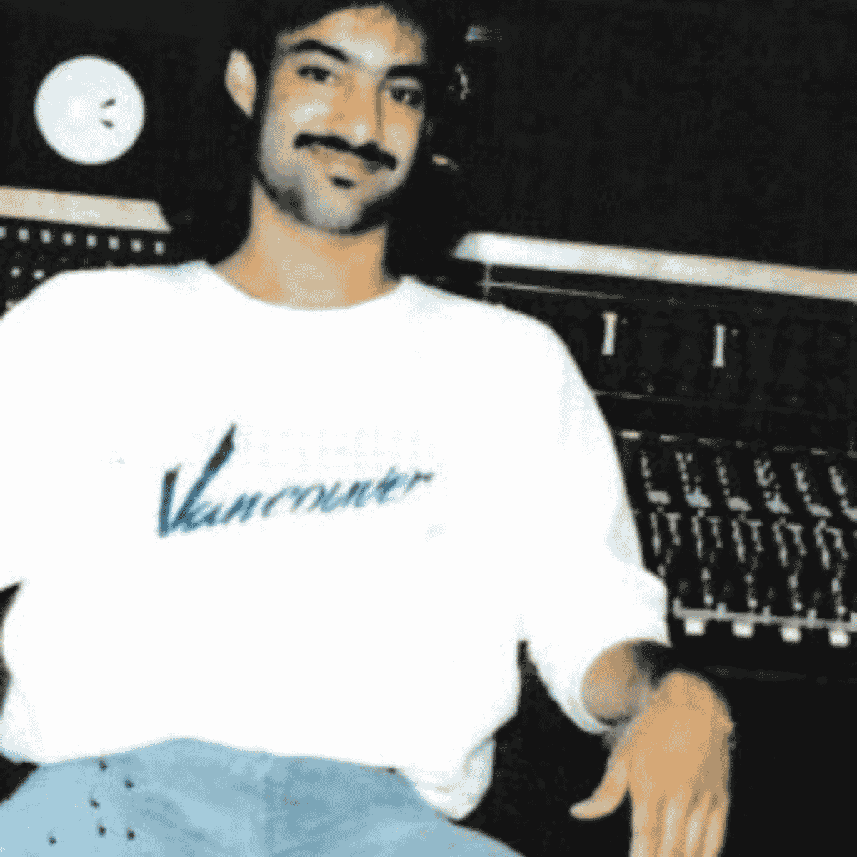 Rick Parashar producer a stúdió keverőpultja előtt