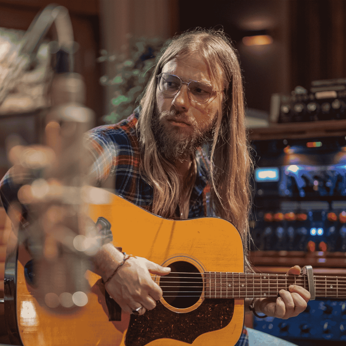 Ian Fitchuk producer akusztikus gitárral a stúdióban