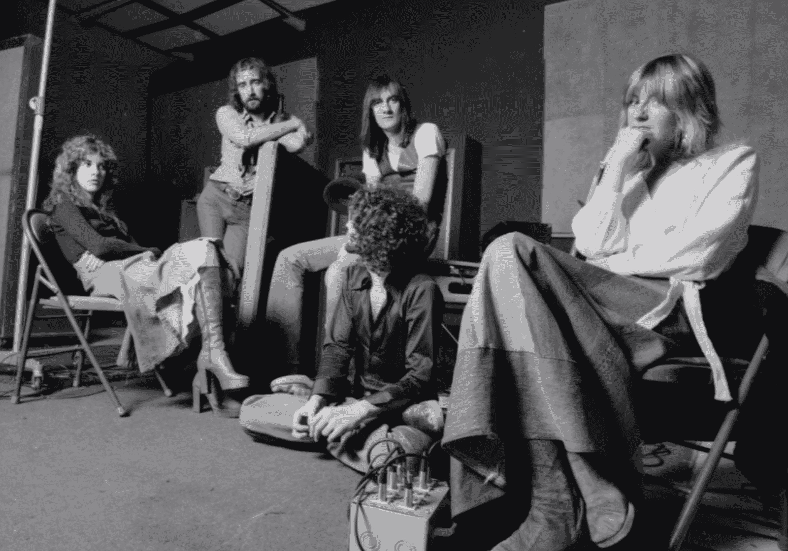 A Fleetwood Mac öt tagja fekete-fehér stúdiófotón