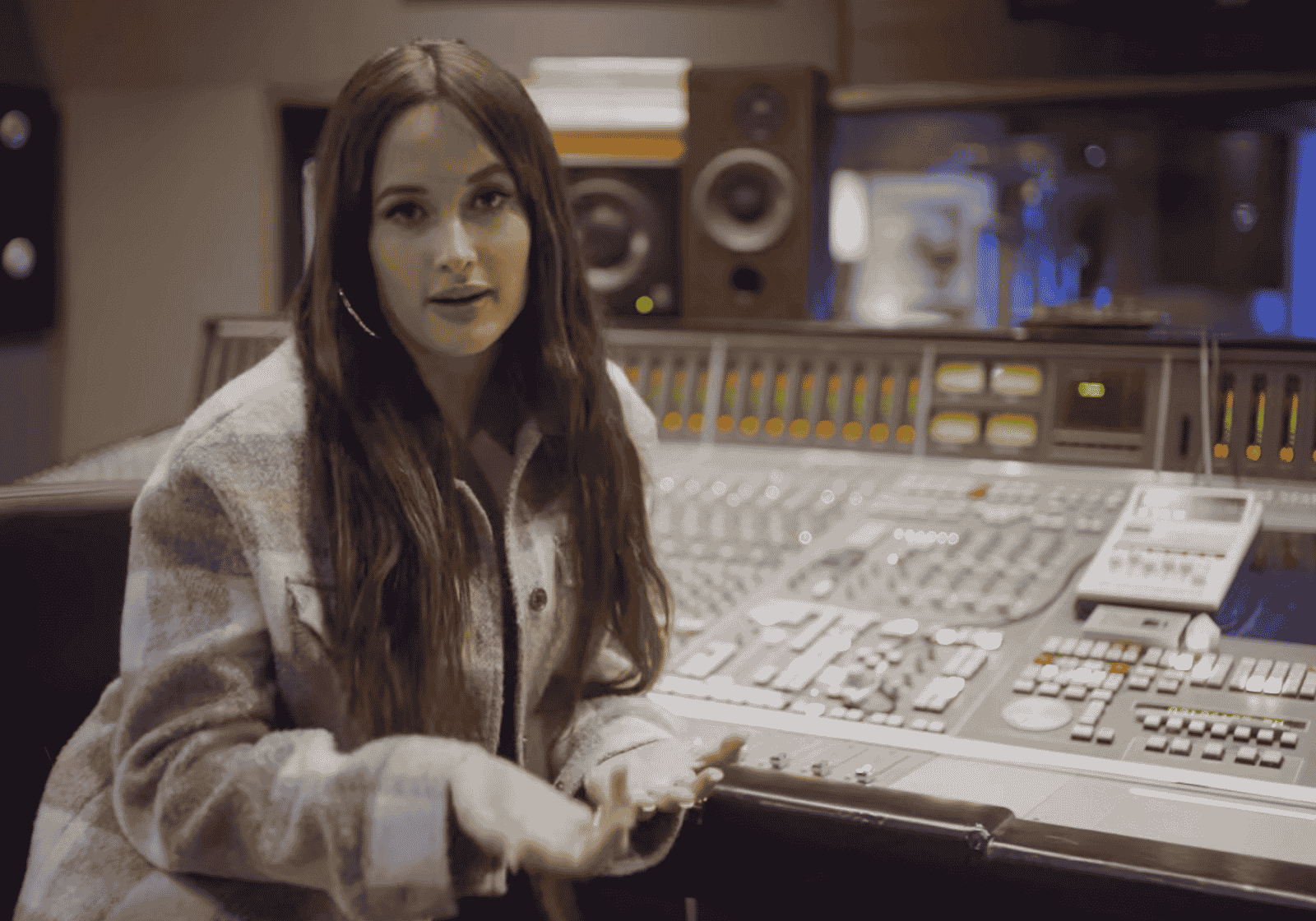 Kacey Musgraves egy stúdió keverőpultja mellett