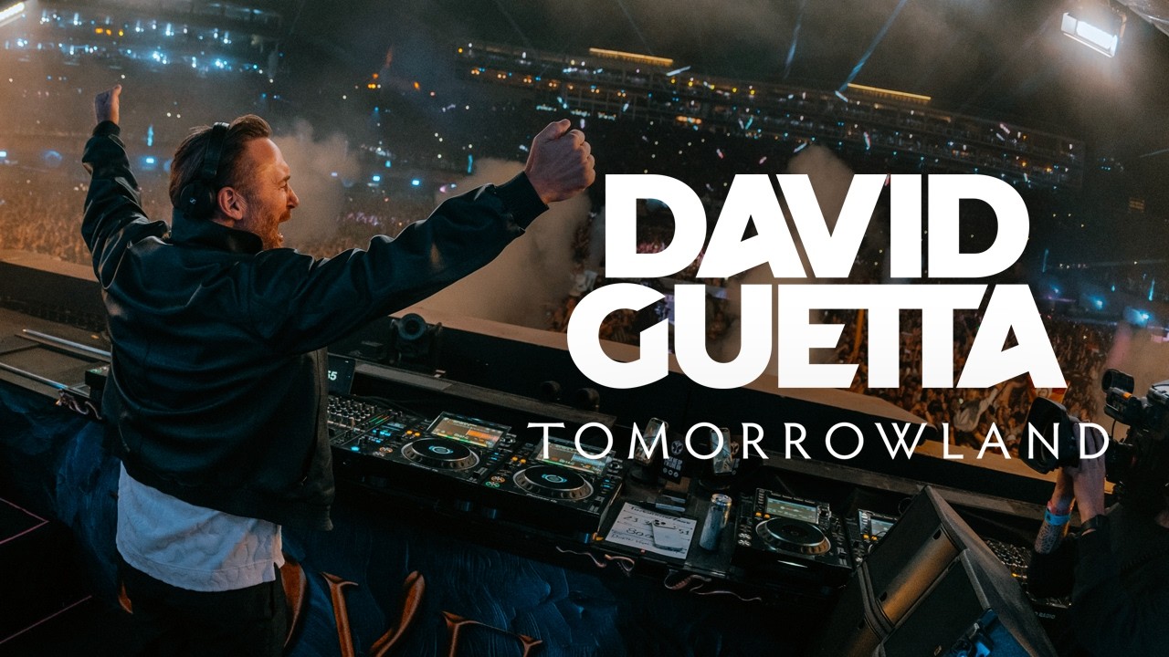 David Guetta a Tomorrowland 2026 DJ-pultjánál, mögötte a Mainstage közönsége