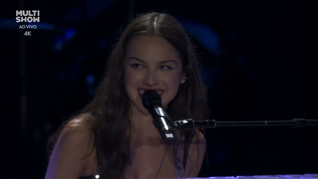 Olivia Rodrigo zongoránál a Lollapalooza Brasil 2025 közvetítésében