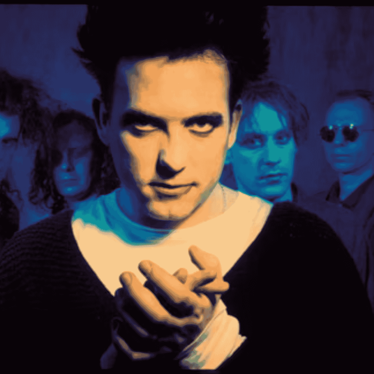 Robert Smith és a Cure tagjai kékes fényű képen
