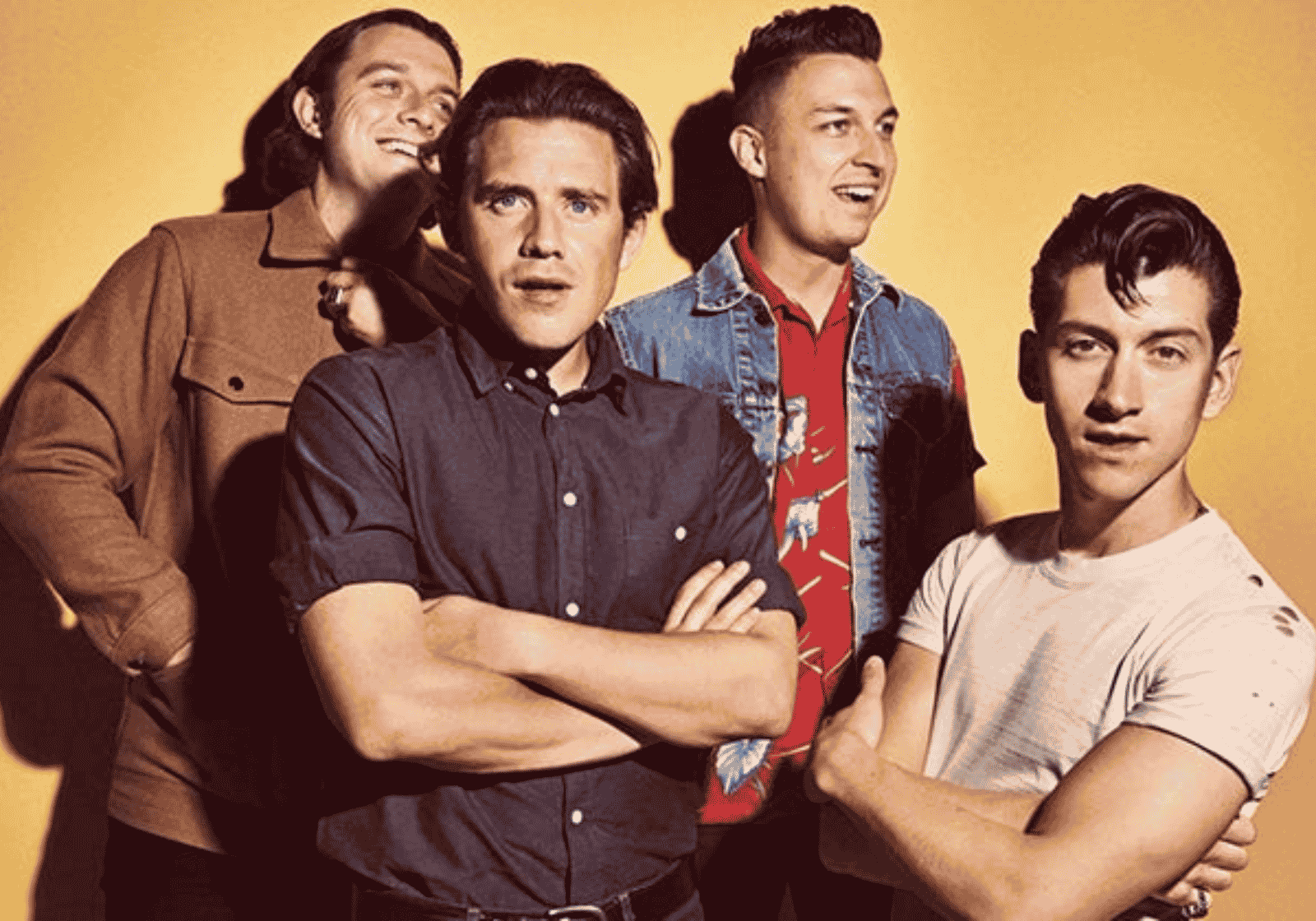 Az Arctic Monkeys négy tagja sárga háttér előtt