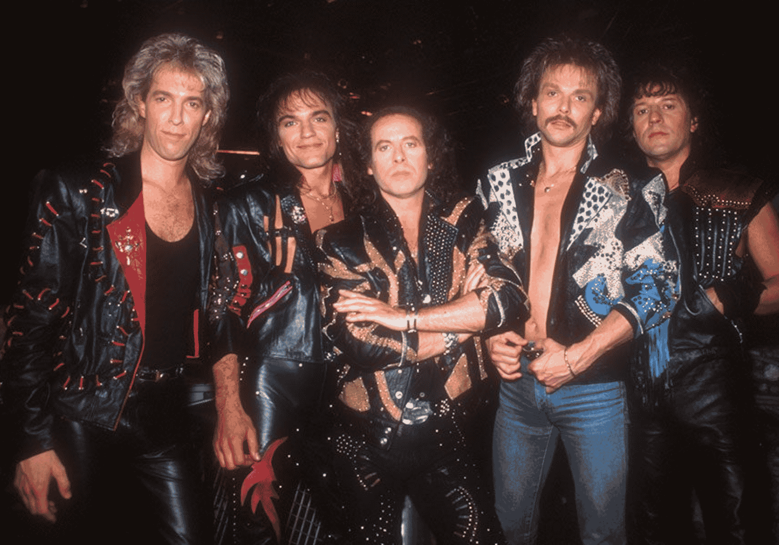 A Scorpions öt tagja színpadi öltözékben egy csoportképen