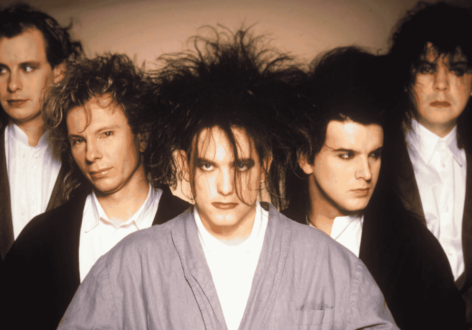 A Cure ötfős zenekari portréja az 1980-as évekből
