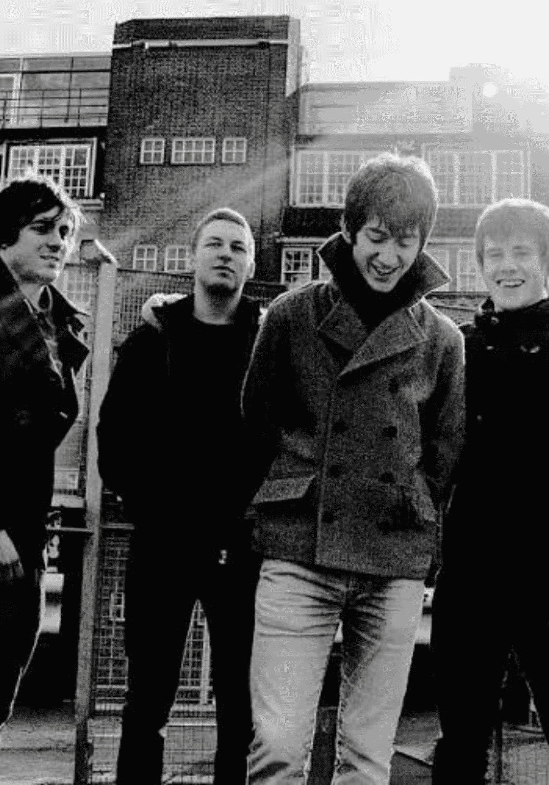 A fiatal Arctic Monkeys tagjai egy sheffieldi épület előtt