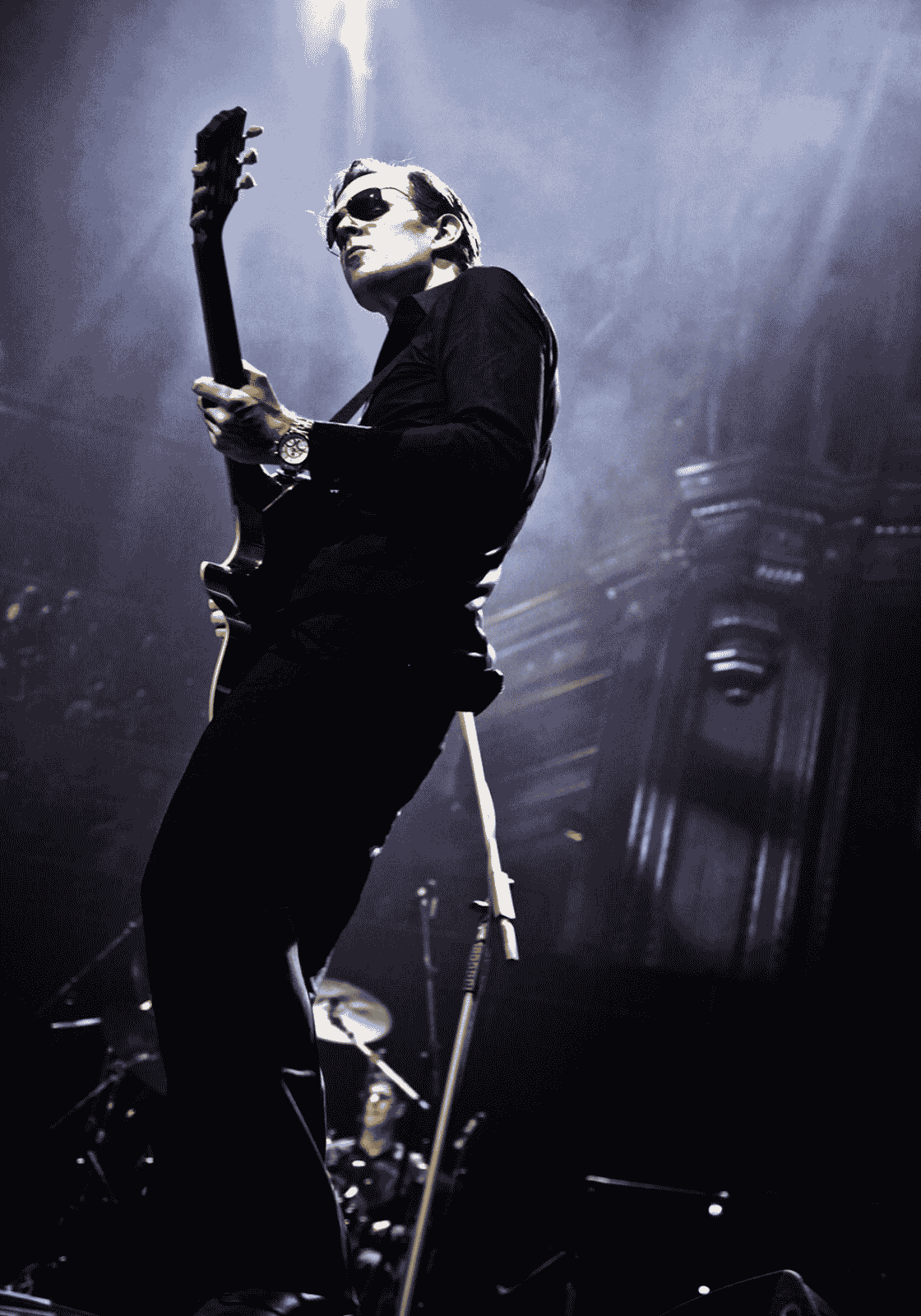 Joe Bonamassa füstös színpadon gitározik
