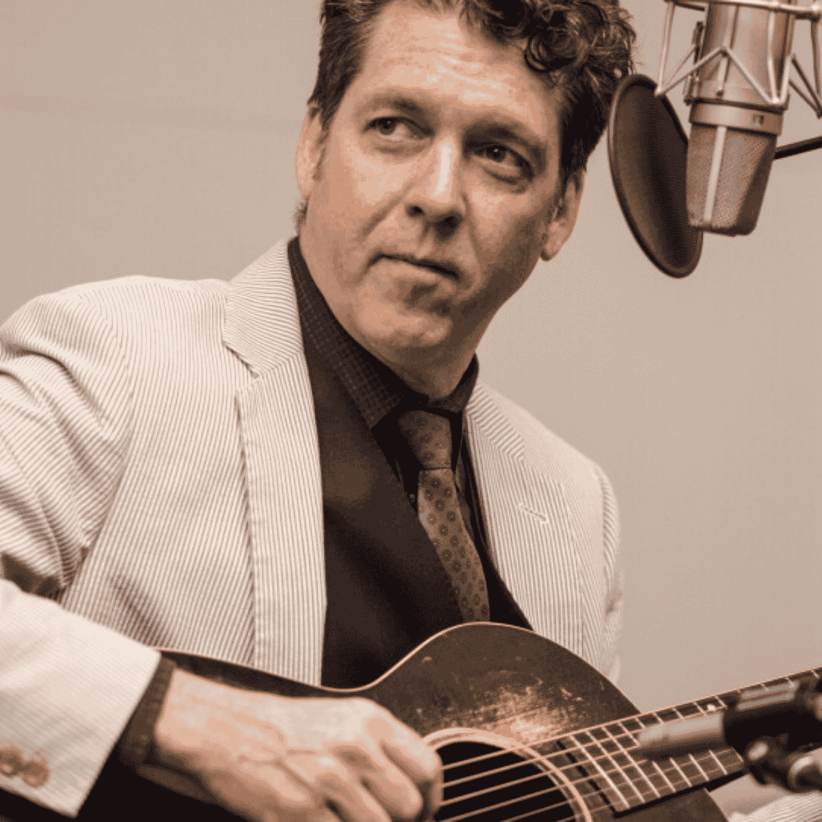 Joe Henry gitárral a stúdióban