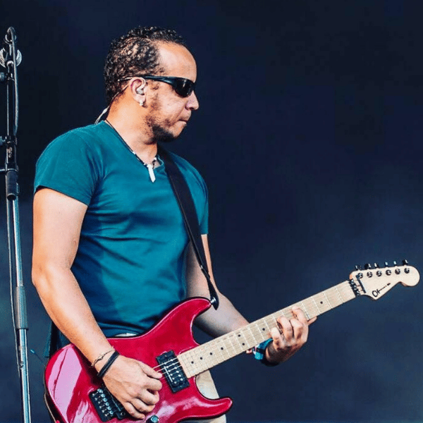 Hernani Almeida vörös elektromos gitárral a színpadon