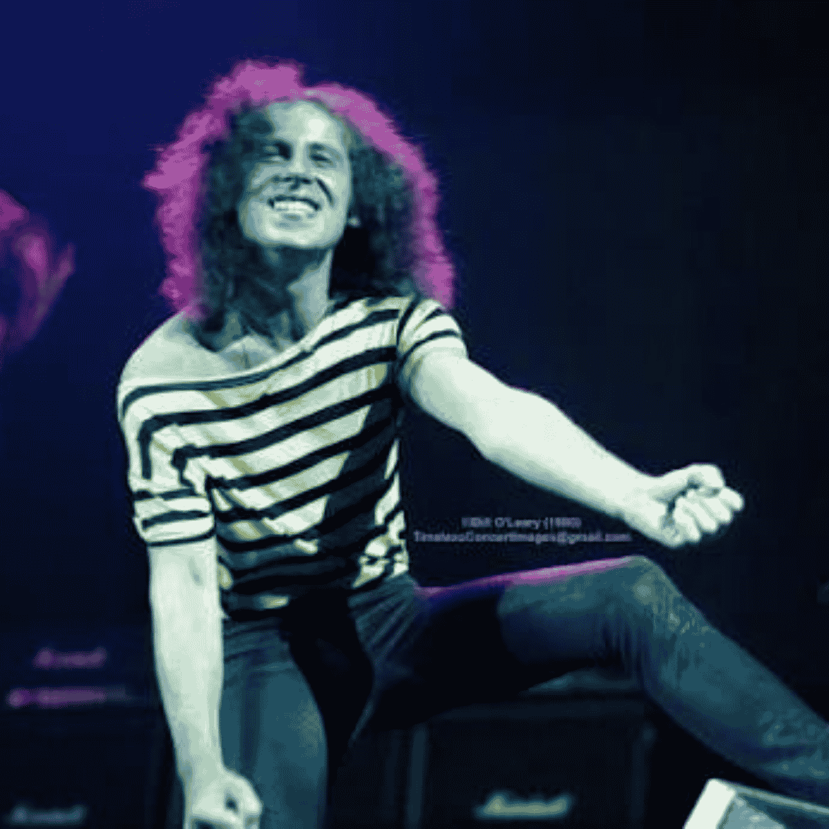 Klaus Meine mosolyogva énekel egy koncertszínpadon