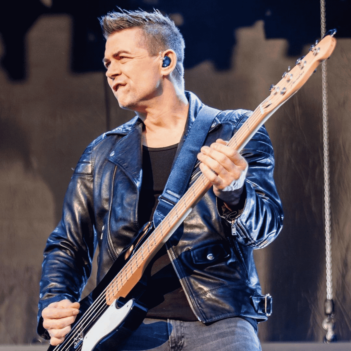 Anders Herrlin basszusgitárral
