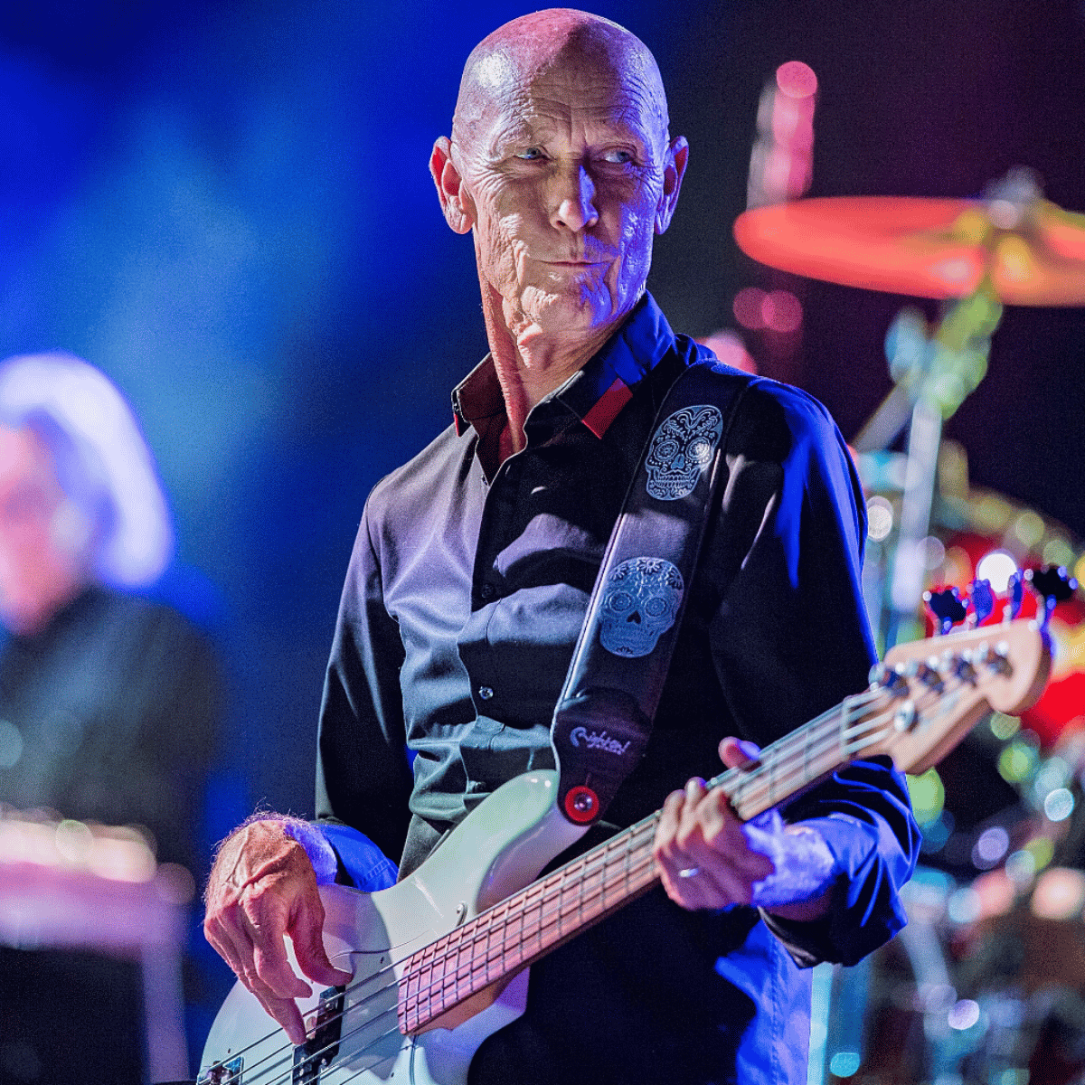 Michael Rhodes basszusgitározik koncert közben