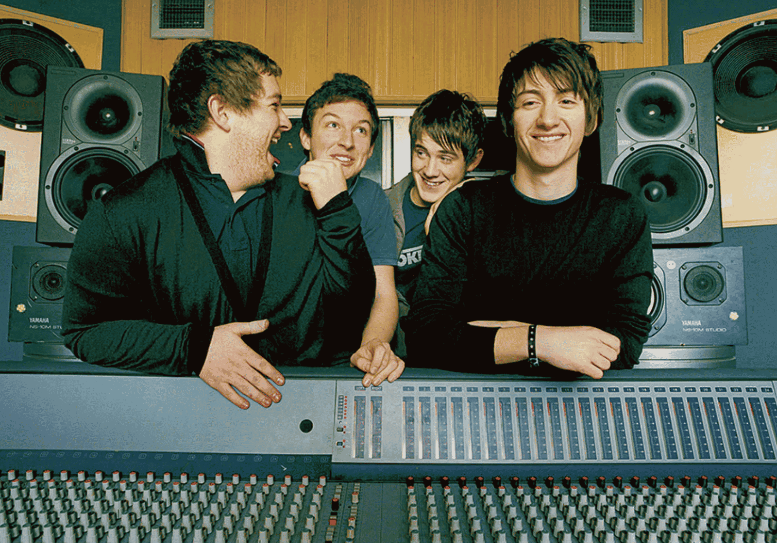 Az Arctic Monkeys tagjai és Jim Abbiss egy stúdió keverőpultja mögött