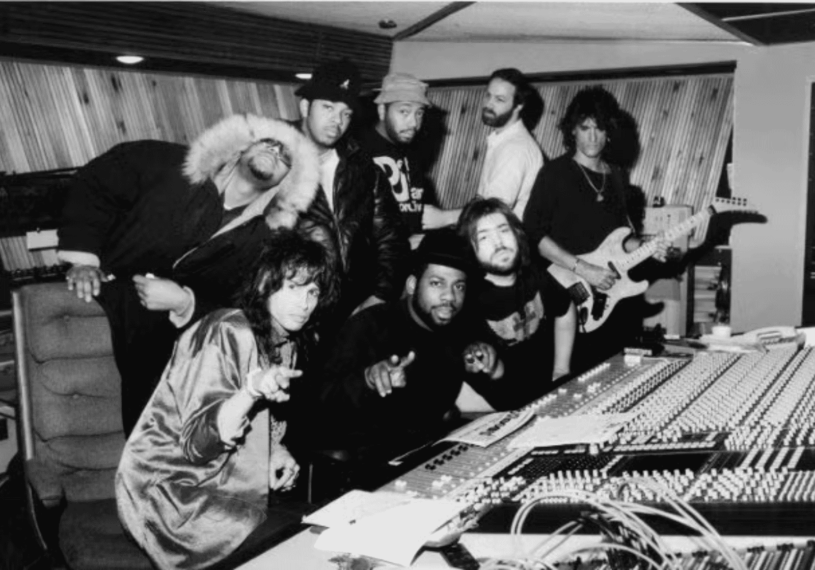 Az Aerosmith és a Run-D.M.C. tagjai egy stúdió keverőpultja körül