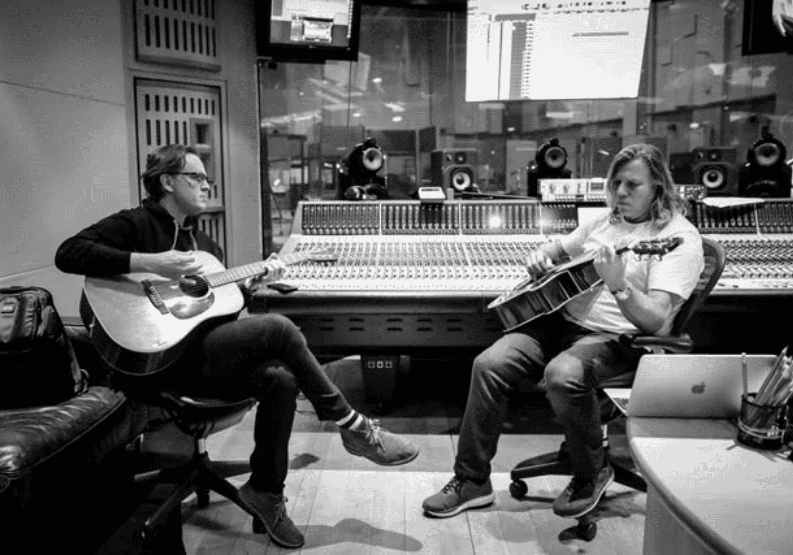 Joe Bonamassa és Kevin Shirley gitárral a stúdió keverőpultjánál