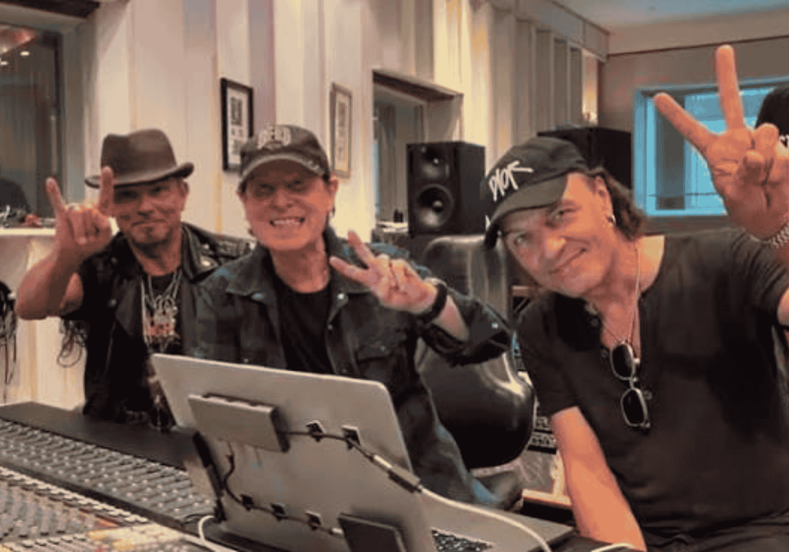 A Scorpions három tagja egy stúdió keverőpultjánál mosolyog