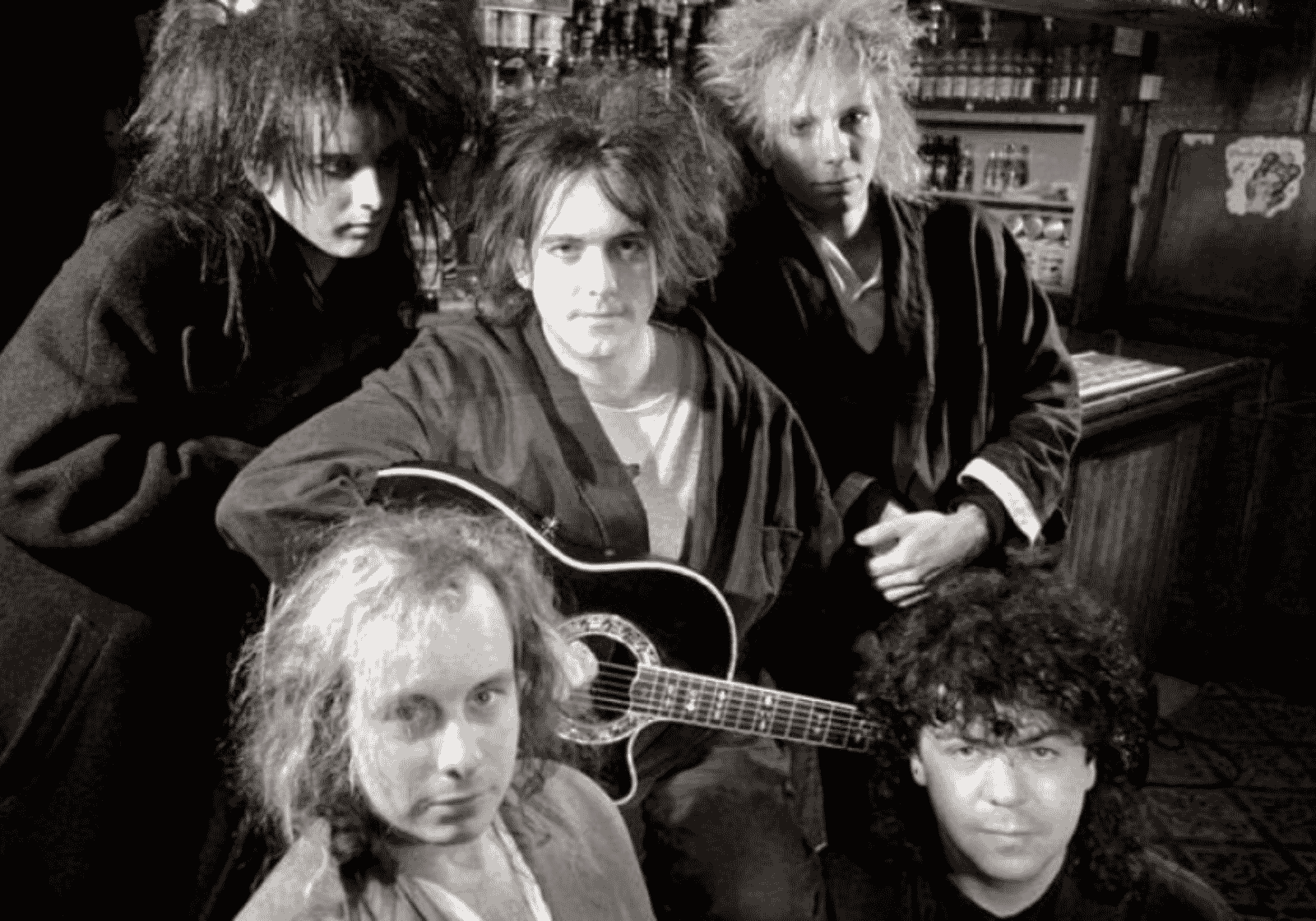 Robert Smith és a Cure egy stúdióban, korabeli fotón