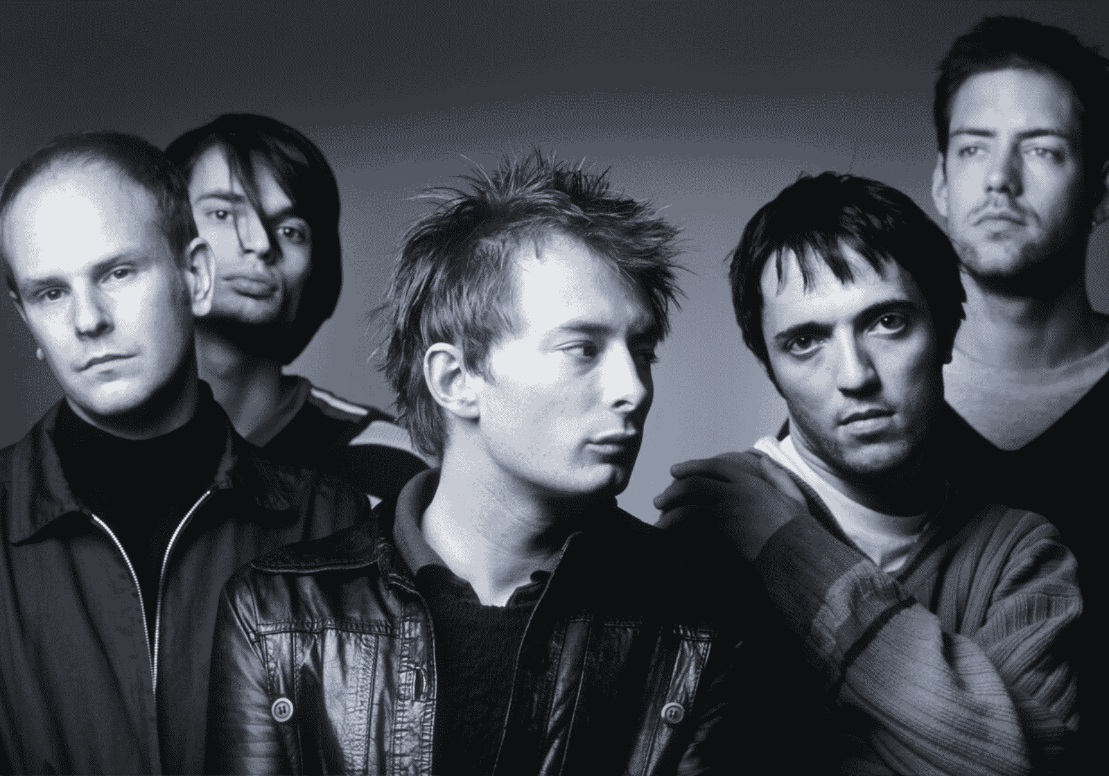 A Radiohead öt tagja fekete-fehér csoportportrén, Thom Yorke középen oldalra néz