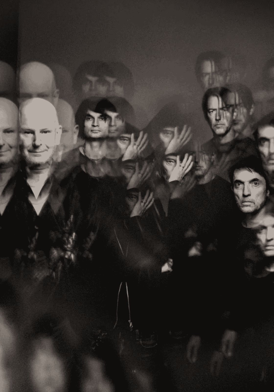 A Radiohead tagjai többszörös expozíciójú fekete-fehér portrén